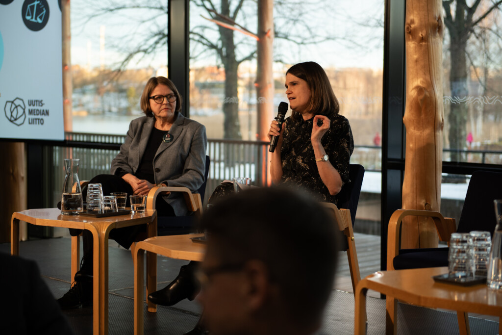 Kuvassa vasemmalla istuva Heidi Hautala katsoo vieressään istuvaa Johanna Kantolaa, joka puhuu mikrofoniin.